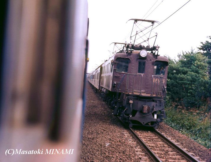 EF57形が牽く列車から見たEF57形牽引の列車（撮影：南正時）