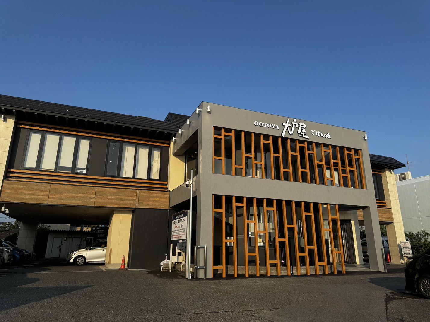 落ち着いた壁の色に、入り口の模様もおしゃれ（編集部撮影）