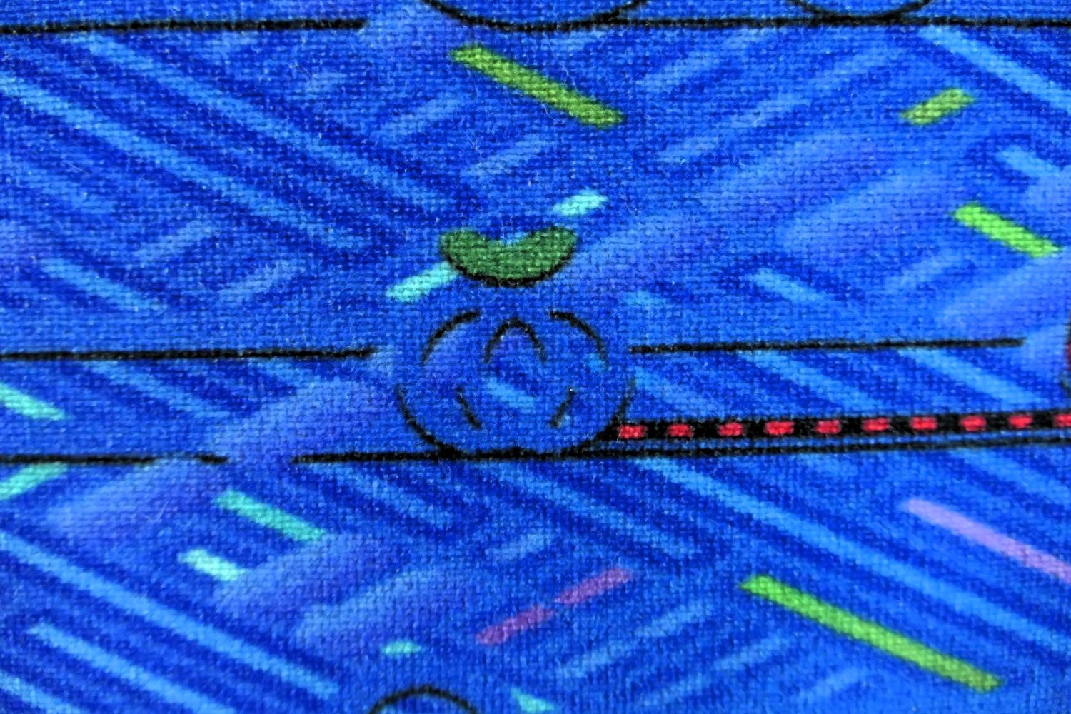 座席モケットの模様には西武鉄道のロゴマークも（記者撮影）