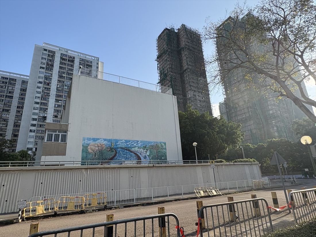 子どもたちが描いた電車の壁画。宏福苑と鉄道との繋がりを感じさせる（筆者撮影）