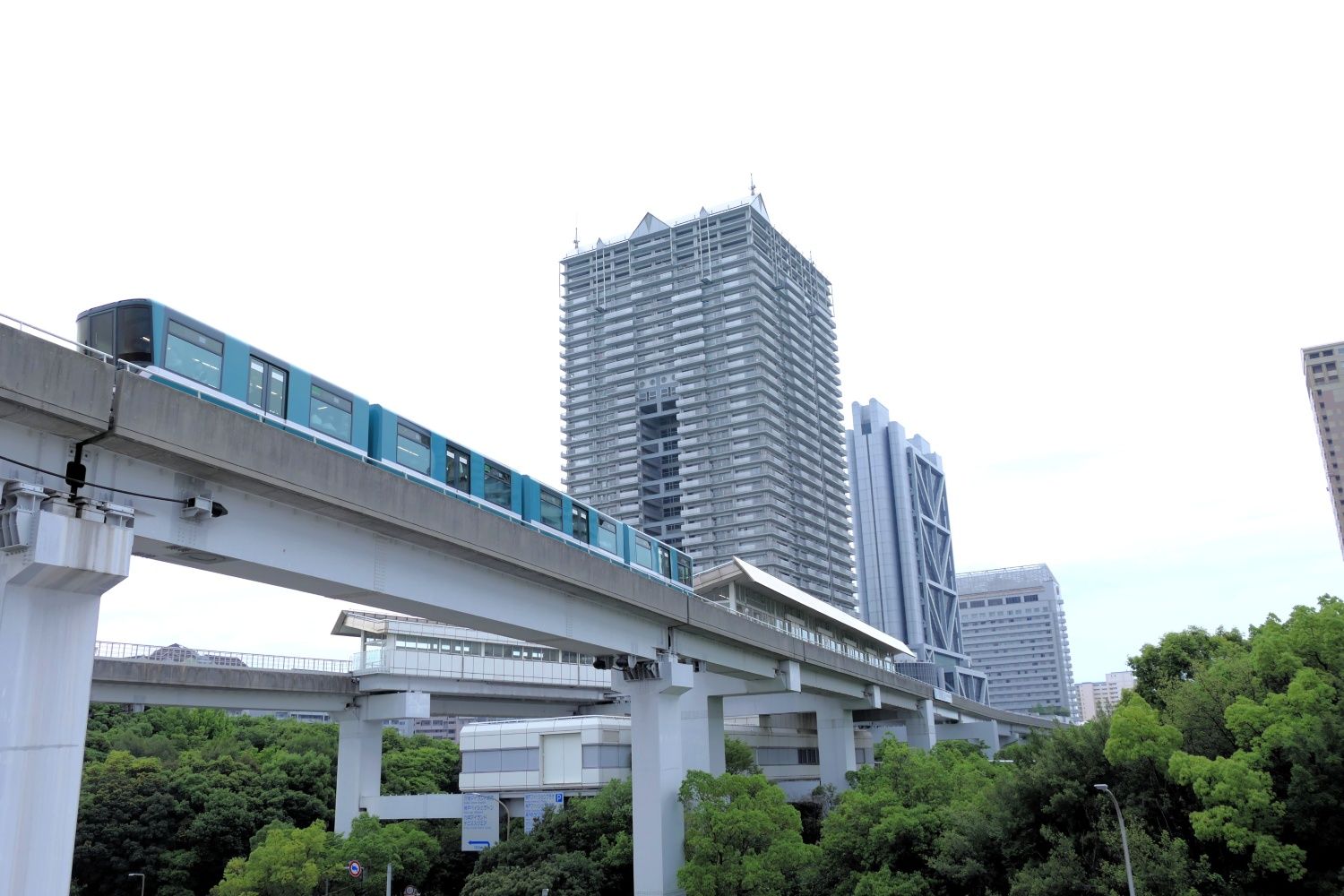 六甲ライナー　アイランド北口駅