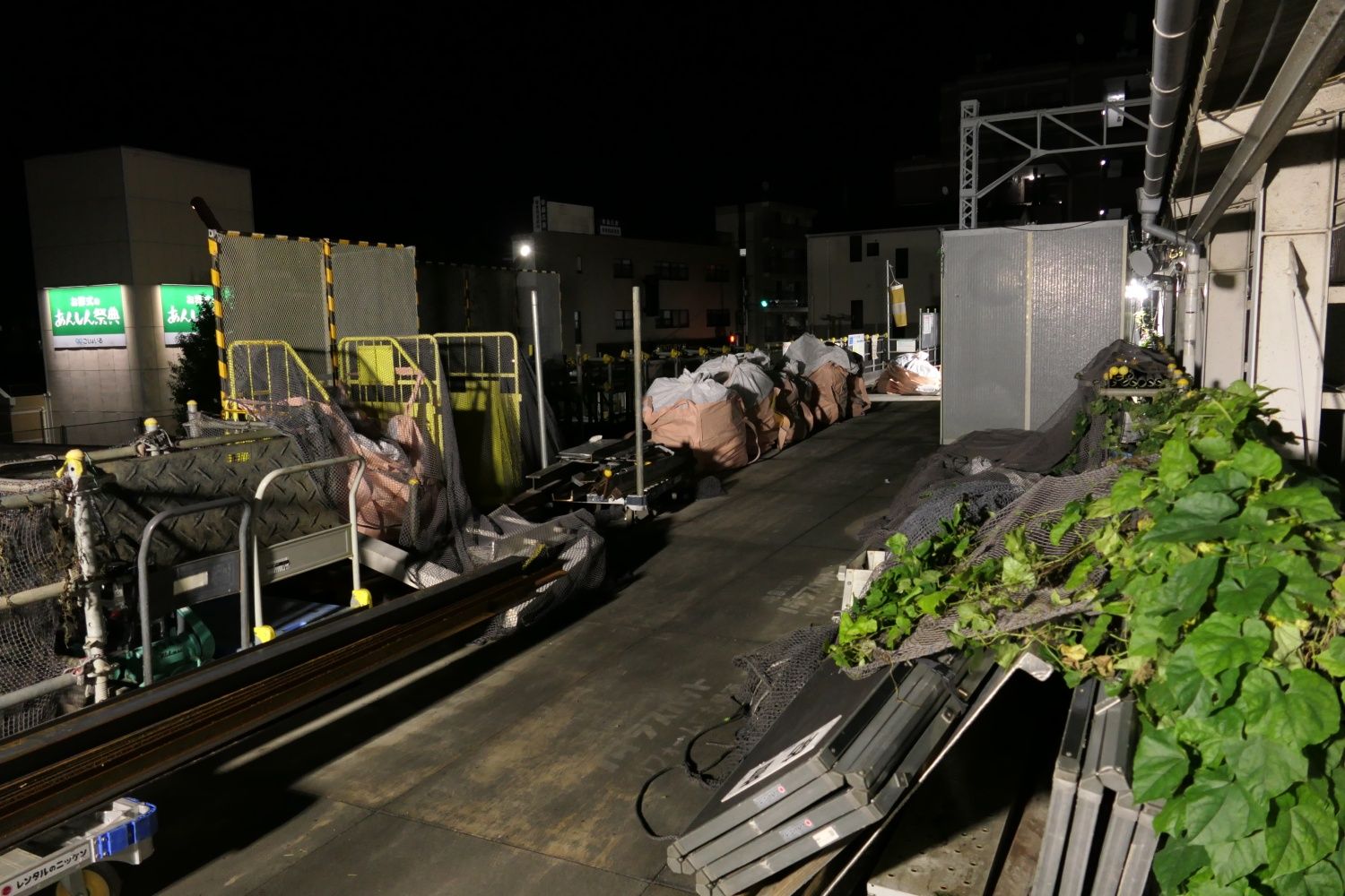 ホーム裏側の斜面上に設置した工事用スペース。基礎工事の資機材を置いていた（記者撮影）