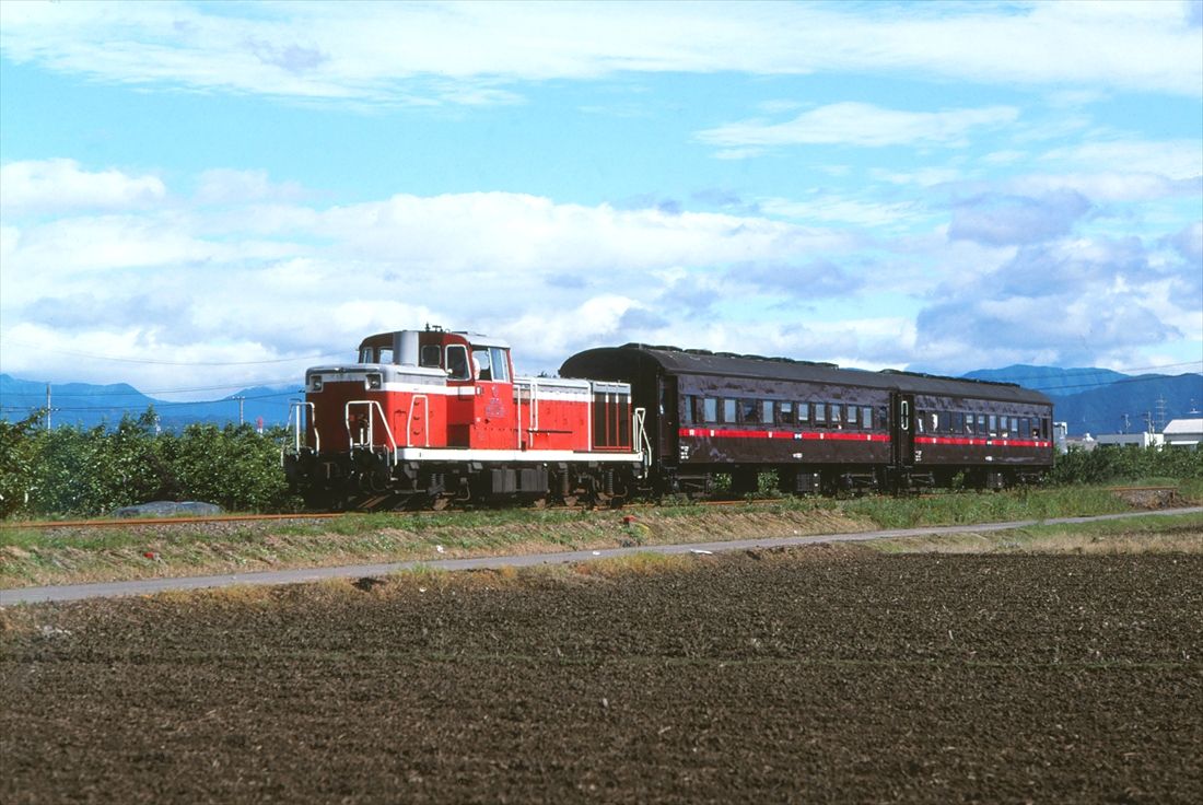 樽見鉄道のTDE10形が牽引する旧型客車の列車。客車は1988年、茶色に赤帯のレトロ塗装に塗り替えられた（撮影：南正時）