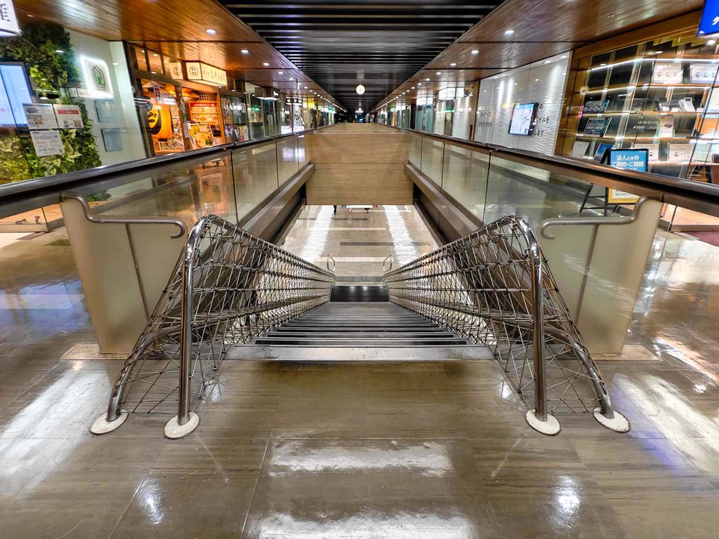 やわらかな曲線で、1階と地下1階をつないでいる（筆者撮影）