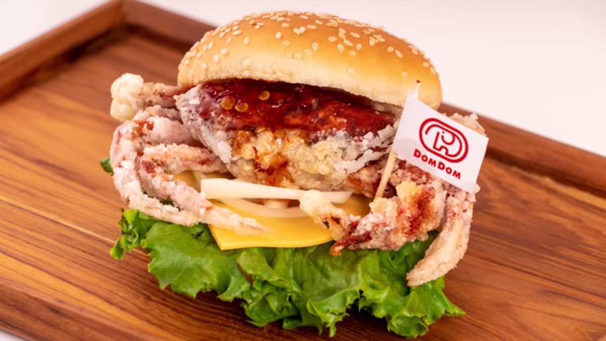 ドムドムハンバーガーの「丸ごと！！カニバーガー」（写真：ドムドムフードサービス提供）