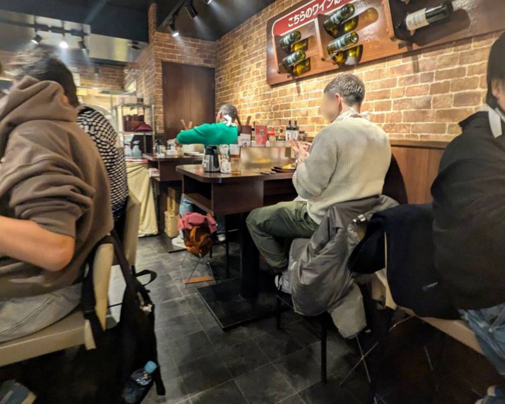 壁際のテーブルは立ち食いだったところにイスを置いているので、謎スペースが（写真：筆者撮影）