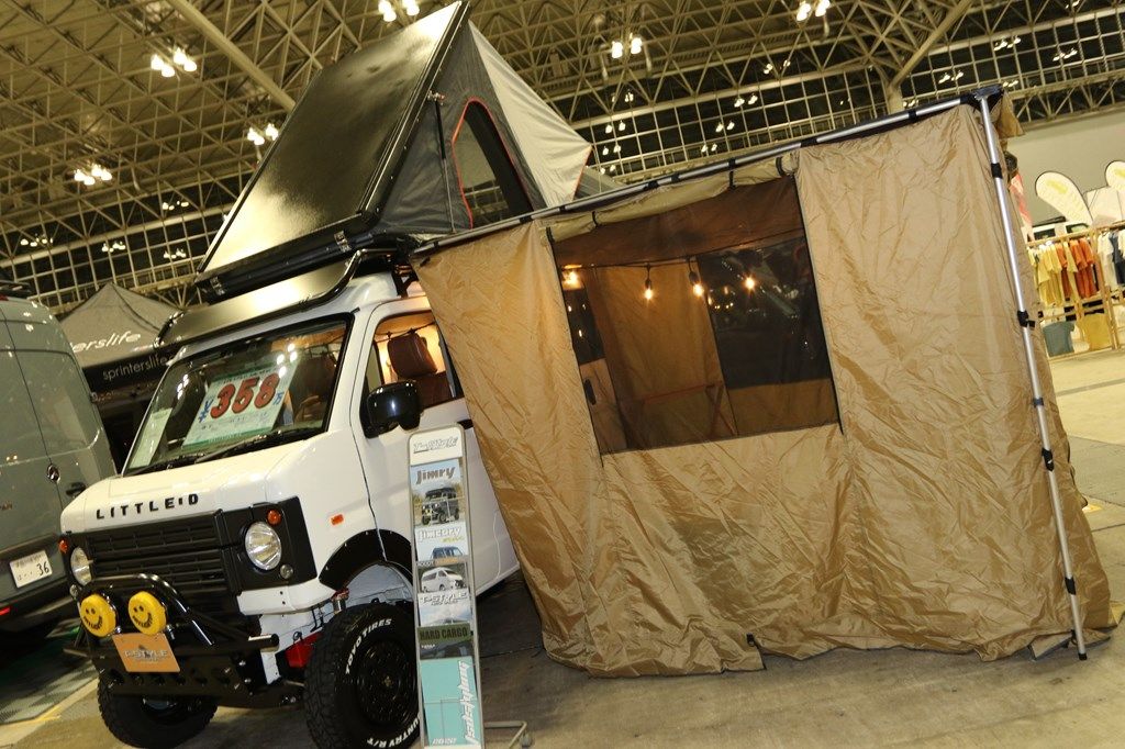 アソモビ2022 in Makuhari出展車両。ダムドの外装コンプリートキットを装着したTスタイルオートセールスのエブリイ（筆者撮影）