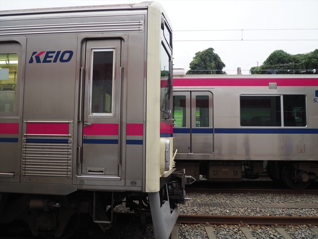 側面がフラットな新型の5000系（奥）と比べると7000系はゴツゴツした雰囲気だ（記者撮影）