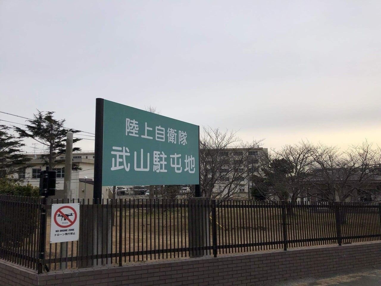 横須賀中央駅からバスに揺られること30分弱、三浦半島の西側の海に面した武山駐屯地(筆者撮影)