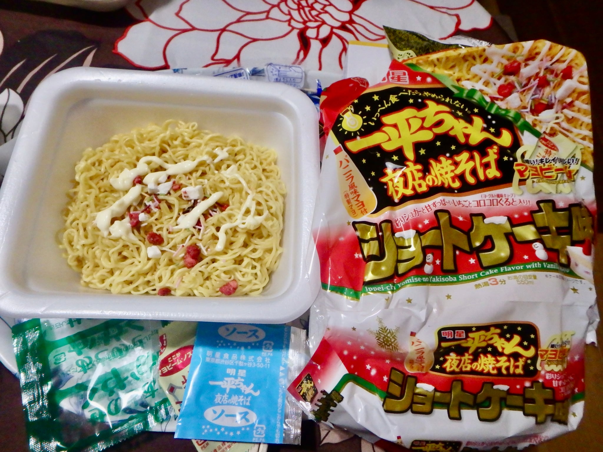 「明星 一平ちゃん夜店の焼きそば ショートケーキ味」（写真：ぱくさん提供）