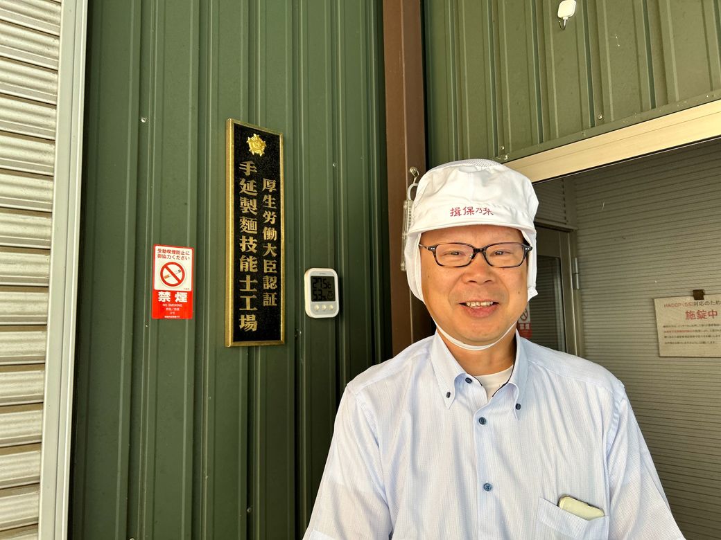 谷口製麺所2代目、谷口勝美さん。手延べ製麺技能士の資格を持つ職人で、現在組合の理事も務めている（筆者撮影）
