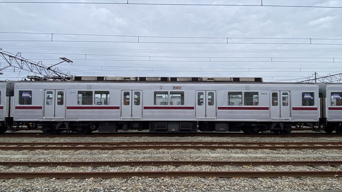 パンタグラフ付きの中間車両（モハ9805）の側面（記者撮影）