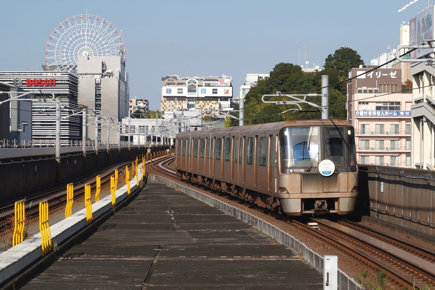 横浜市営地下鉄のセンター南駅から見たセンター北駅方面。左にボッシュの新社屋（鉄道敷地内は交通局の許可を得て筆者撮影）