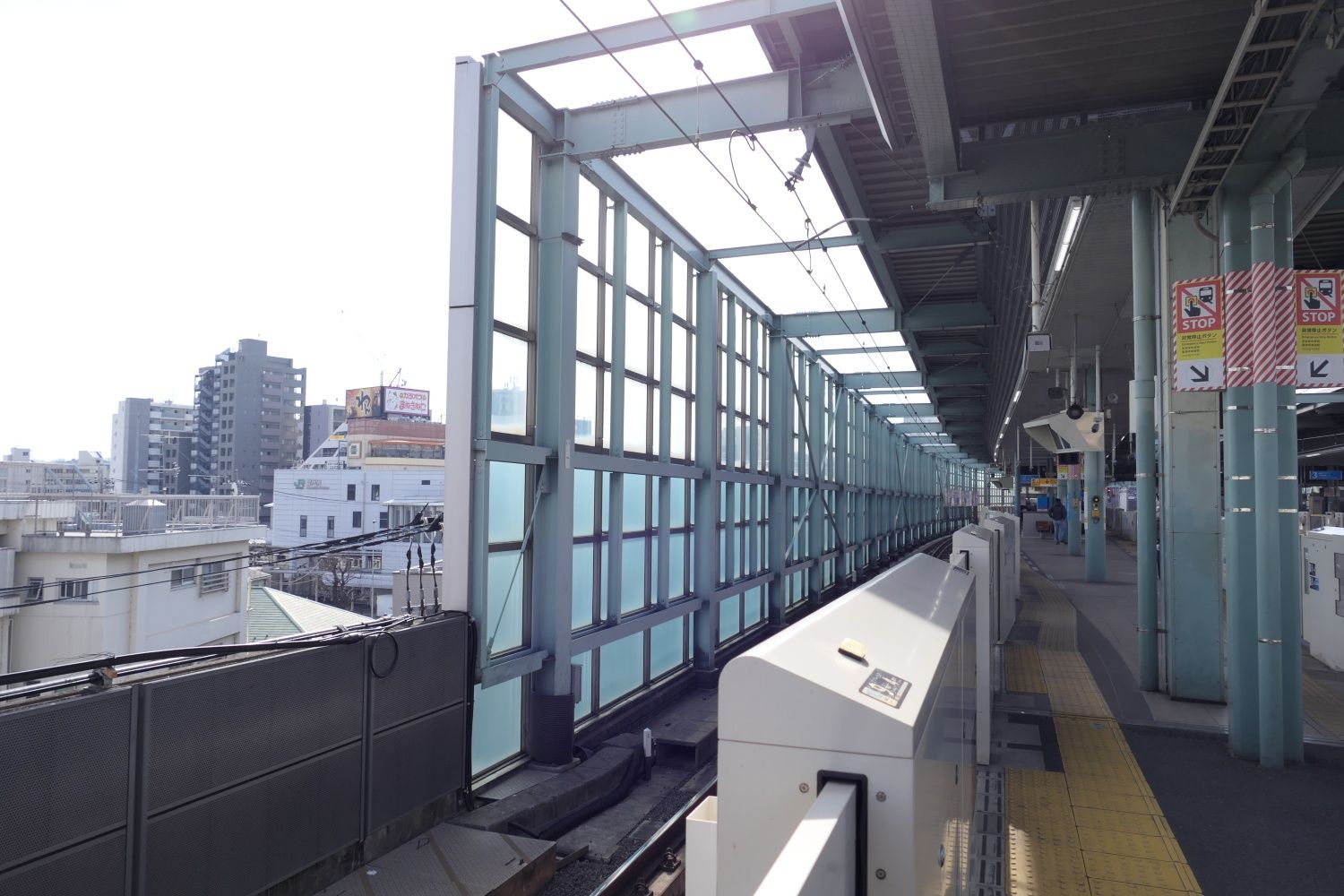 左奥にJR南武線の駅舎が見える（記者撮影）