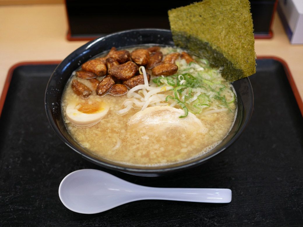 揚げにんにくが大量に浮かぶ（筆者撮影）