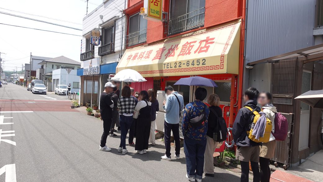 ランチタイムには「焼豚玉子飯」目当てに行列ができる（筆者撮影）