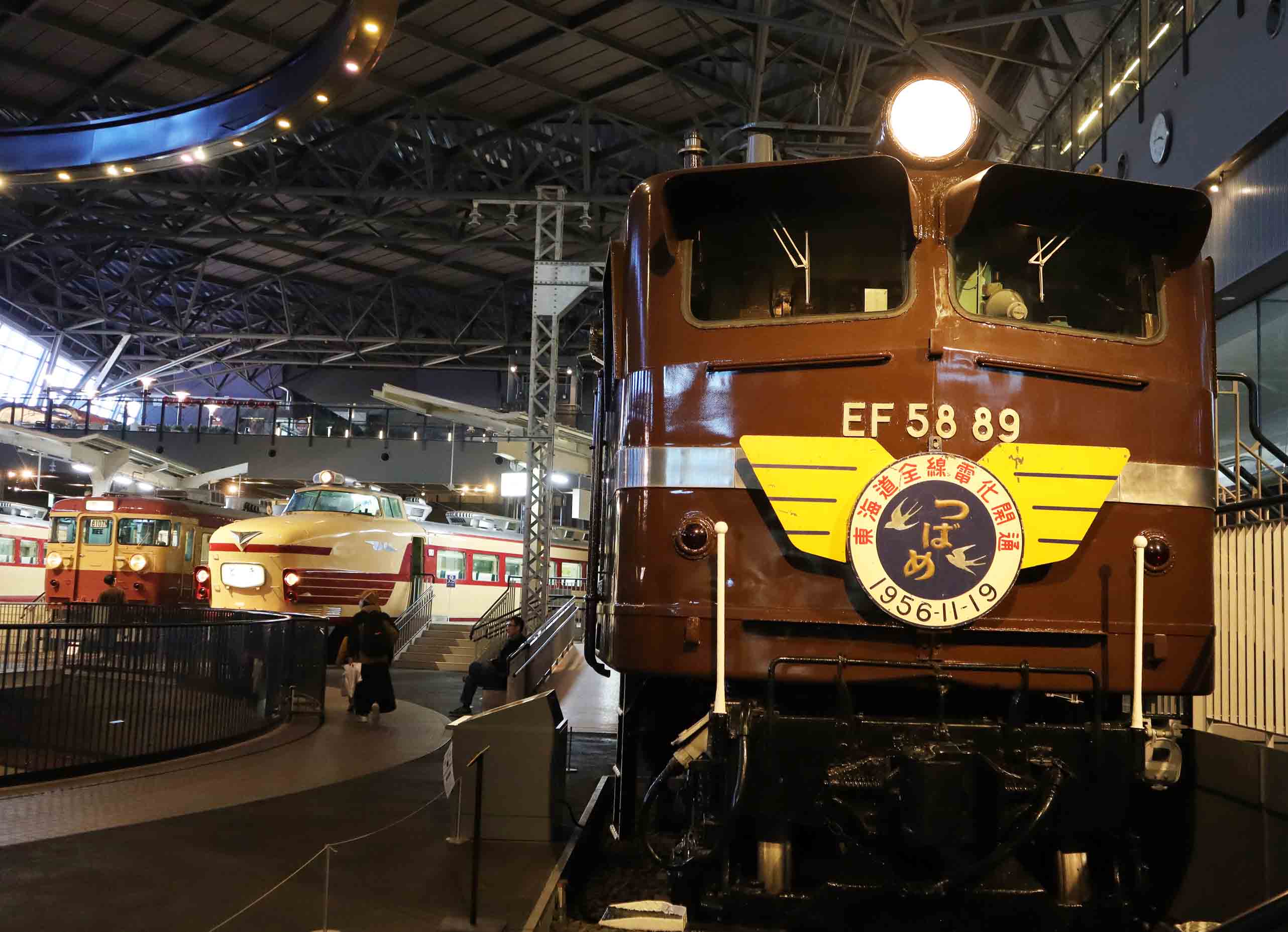 鉄道博物館収蔵のEF58形89号機。「つばめ」のヘッドマークを付けた姿（撮影：南正時）