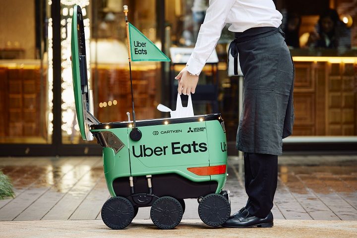 ロボットは建物の中に入れないため、外まで受け渡しに行く必要がある（写真：Uber Eats）