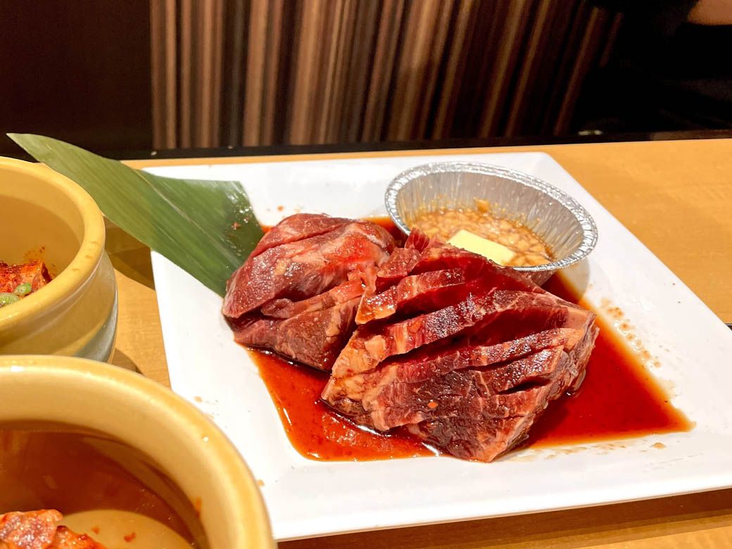 「超極厚ハラミ〜ガリバタ醤油〜」。食べ放題で提供されるものとは思えない贅沢な一品（写真：筆者撮影）