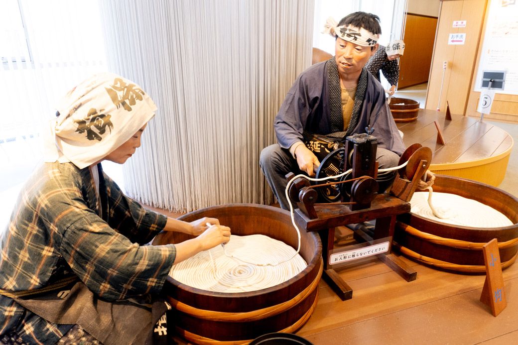 かつての揖保乃糸製造風景をリアルな人形で展示（筆者撮影）