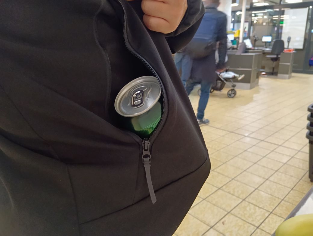 ロング缶のビールも楽々入る。筆者は海外渡航中、XShelterがあればショルダーバッグやスーパーの買い物袋が不要だと気が付き、途中から手ぶらスタイルで旅を楽しんだ（筆者撮影）