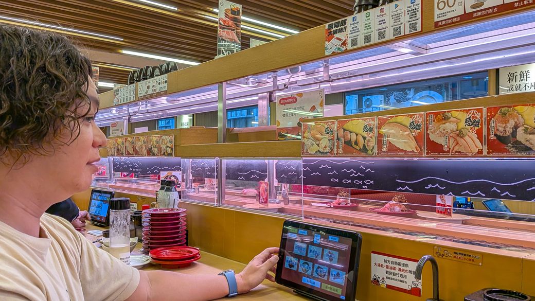 カウンター席でメニューを選ぶ筆者（写真：筆者友人撮影）