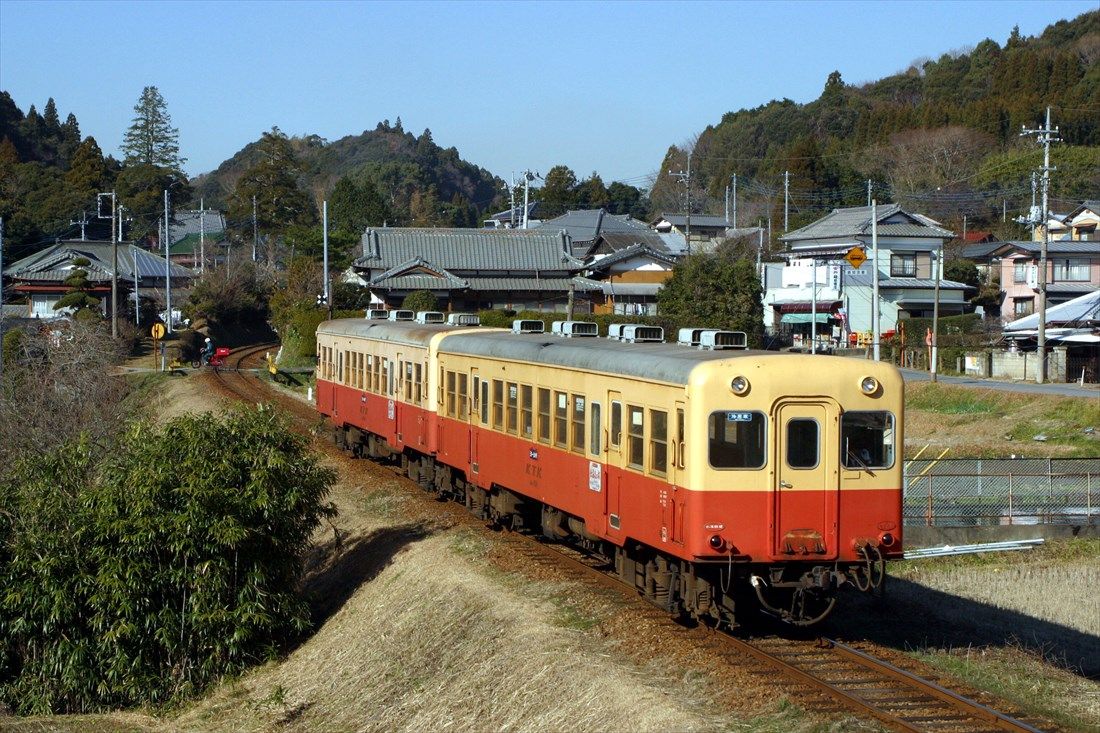 小湊鉄道は同社オリジナルのキハ200形が活躍する。上総中野付近（撮影：南正時）