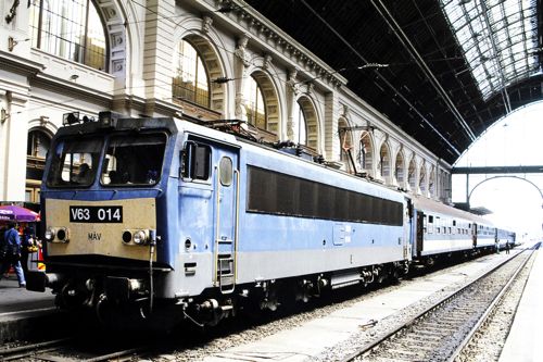 ハンガリー国鉄の電気機関車（2003年 筆者撮影）