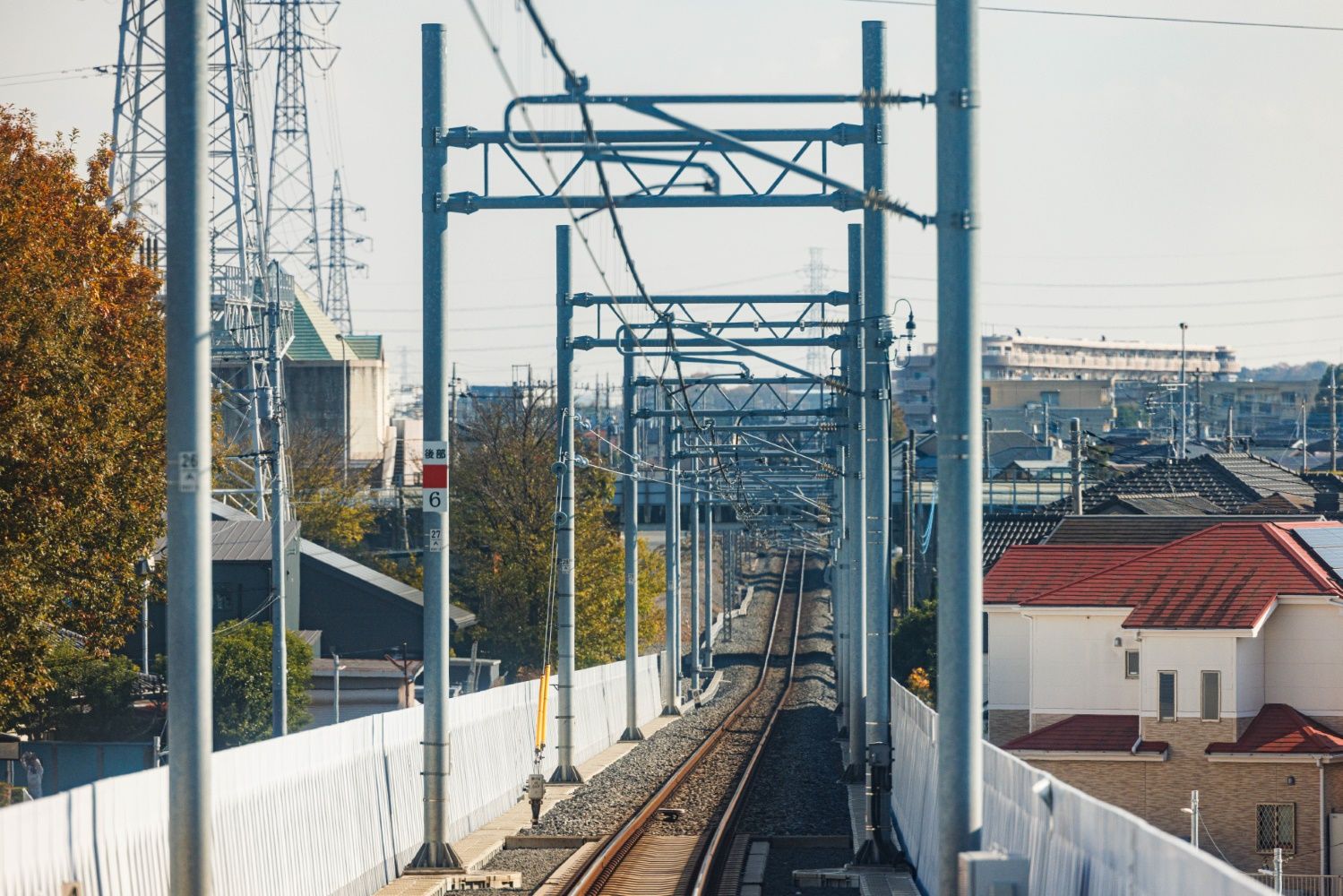 下り勾配で高架を降りて、梅郷駅へと向かう（撮影：鼠入昌史）