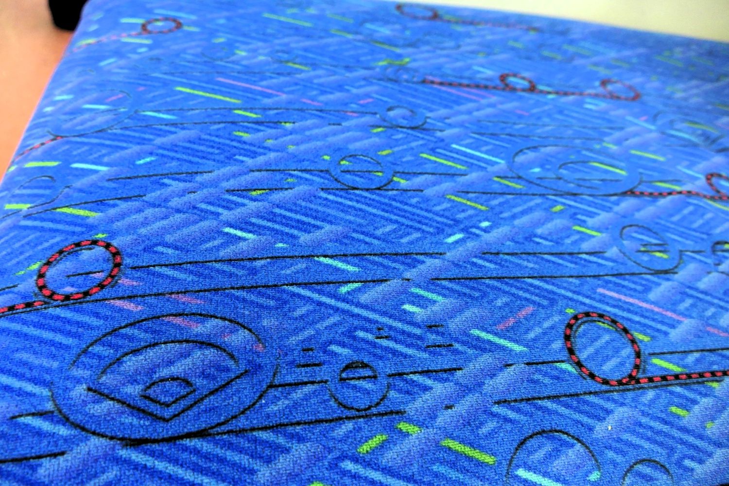 座席のモケットには模様が入っている（記者撮影）