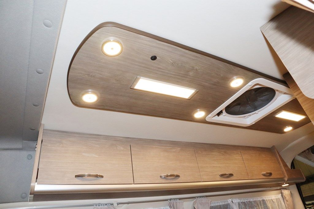 新型キャンピングカー「レクビィ プラスリビン」のオールシーズンタイプ（写真：筆者撮影）