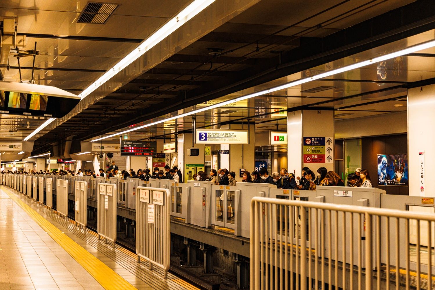 降車専用ホームから3番線ホームを見る。電車の到着前から列ができている（撮影：鼠入昌史）