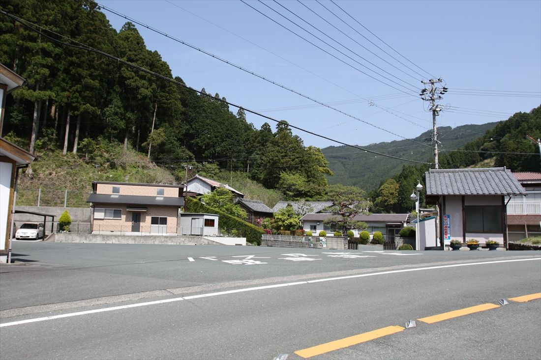 天竜区横山地区にあるバス停の転回場。このあたりに佐久間線の遠江横山駅が設けられる計画だった（筆者撮影）