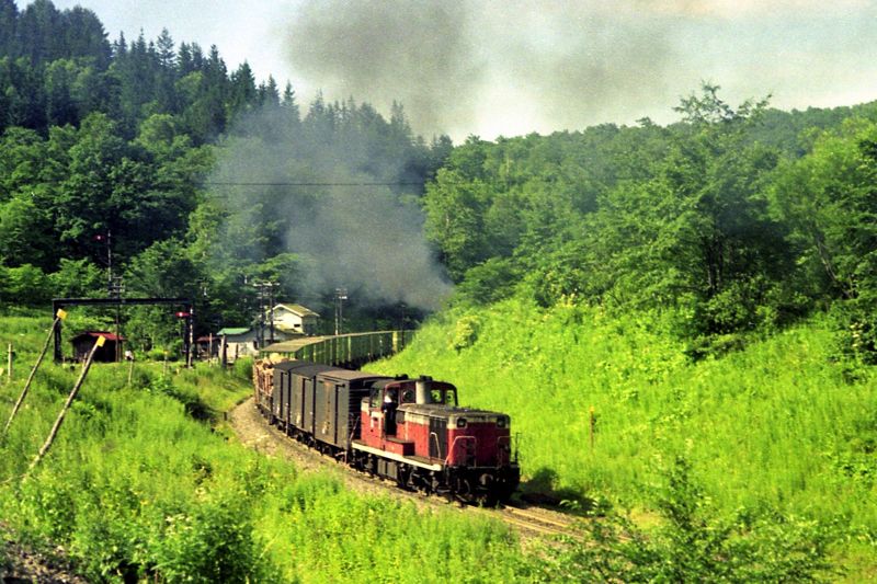 常紋信号場へ到着の貨物列車はDE10の後補機付き 1974年（筆者撮影）