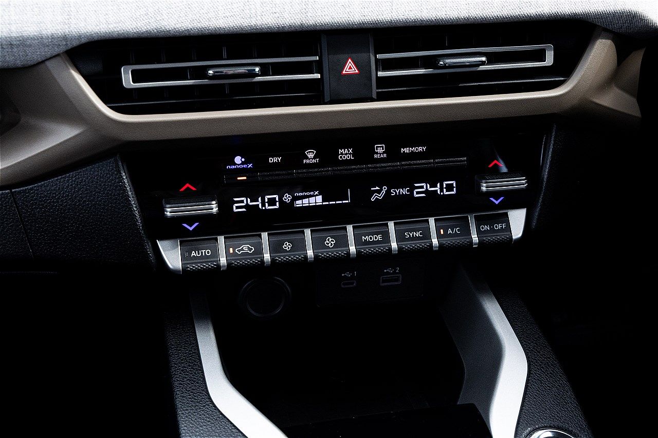 三菱の新型SUV「エクスフォースHEV」（筆者撮影）