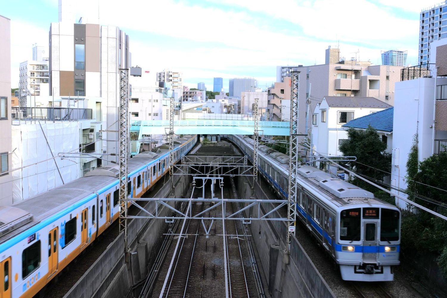 代々木上原―代々木八幡間（手前が代々木上原）。新宿方面へ走り去る列車（左）と代々木上原に到着する列車（記者撮影）