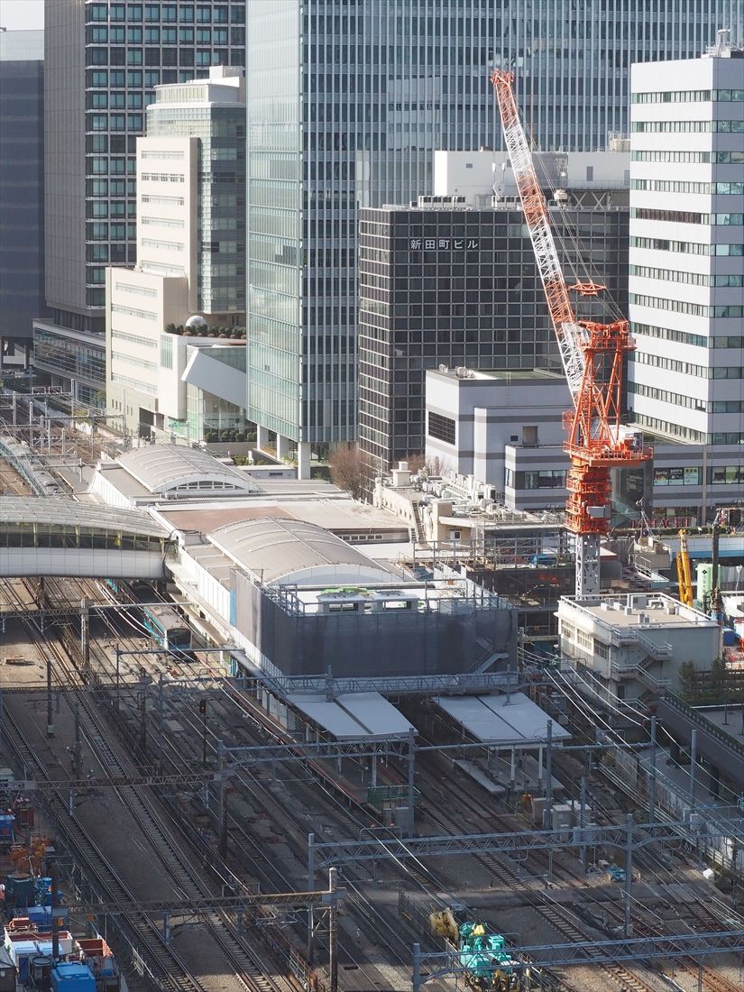 駅の改良工事や周辺再開発が進む田町駅。1月16日は、右に見えるクレーンで駅ホーム上の人工地盤への資材搬入工事を行うため架線への送電を止めていた＝2026年1月20日（記者撮影）