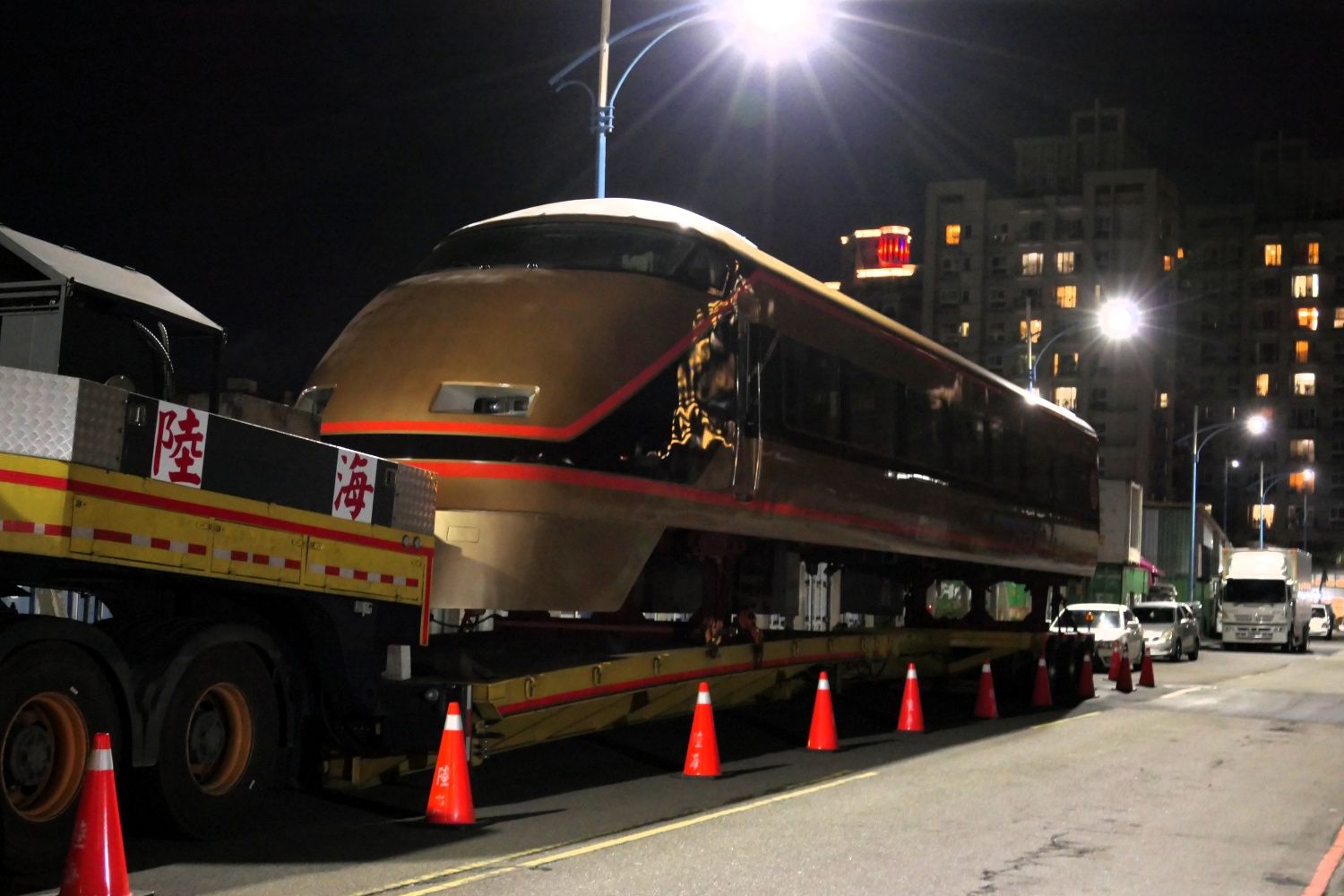 日本で黄金に黒色と朱色のラインを入れた「日光詣」カラーに再塗装した（記者撮影）