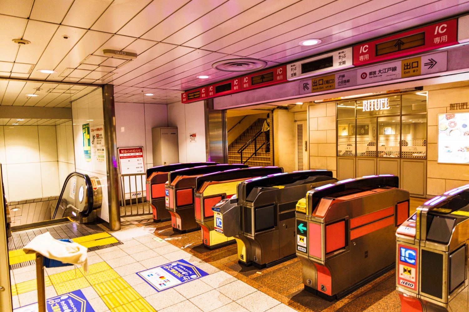 3番線ホームの通路とともに“知る人ぞ知る”ルミネ口。京王線とJR線の南口を結ぶ最短ルートだ（撮影：鼠入昌史）