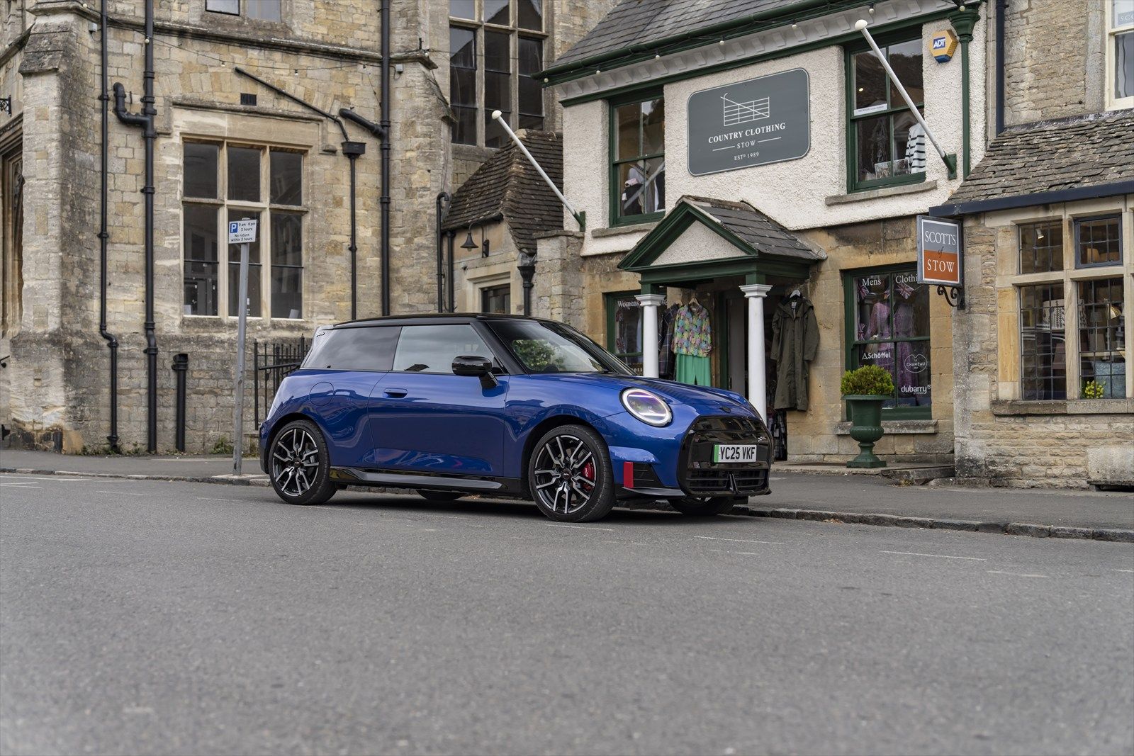 ミニJCW Eのホイールベースは2525mm（写真：MINI）