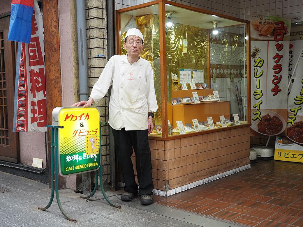大阪市天王寺区にある喫茶・レストラン「トロイカ&リビエラ」の店主、久米一弥さん(65歳)。10年ほど前からパンの製造・調理・接客・配達すべてを一人でこなしている(筆者撮影)