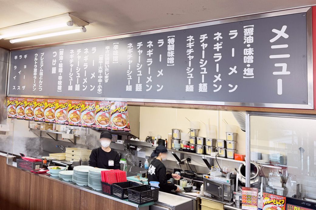オープンキッチンで、厨房前がカウンター席になっている（筆者撮影）