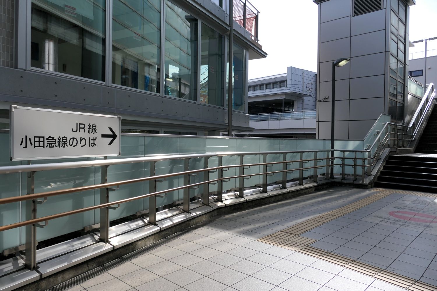 北口改札付近の歩行者デッキ。ここから小田急線に乗るためにはJR南武線の駅を越えて中央口改札まで行く必要がある（記者撮影）