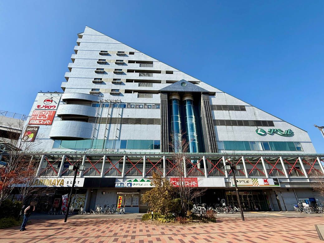 バブル期に再開発によって建てられた「出屋敷リベル」（筆者撮影）