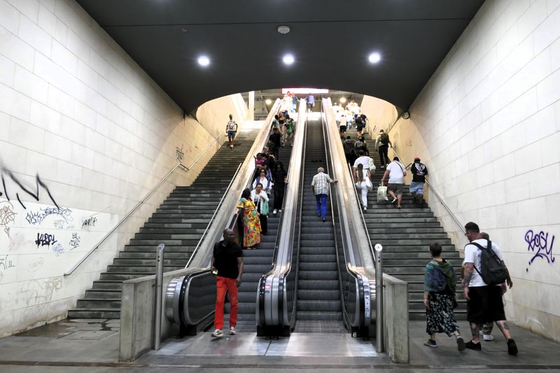深くにあるメトロの駅。右の上りエスカレーターが止まったまま（筆者撮影）