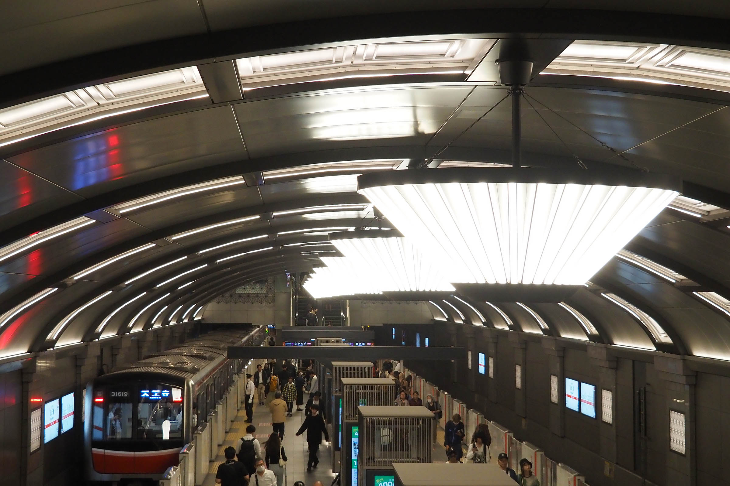 心斎橋駅のシャンデリア照明