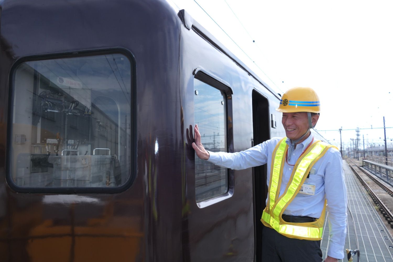 古い車両だけに部品の調達に苦労が絶えない。百目鬼さんは「とにかく故障なく走ってくれれば」と話す（記者撮影）