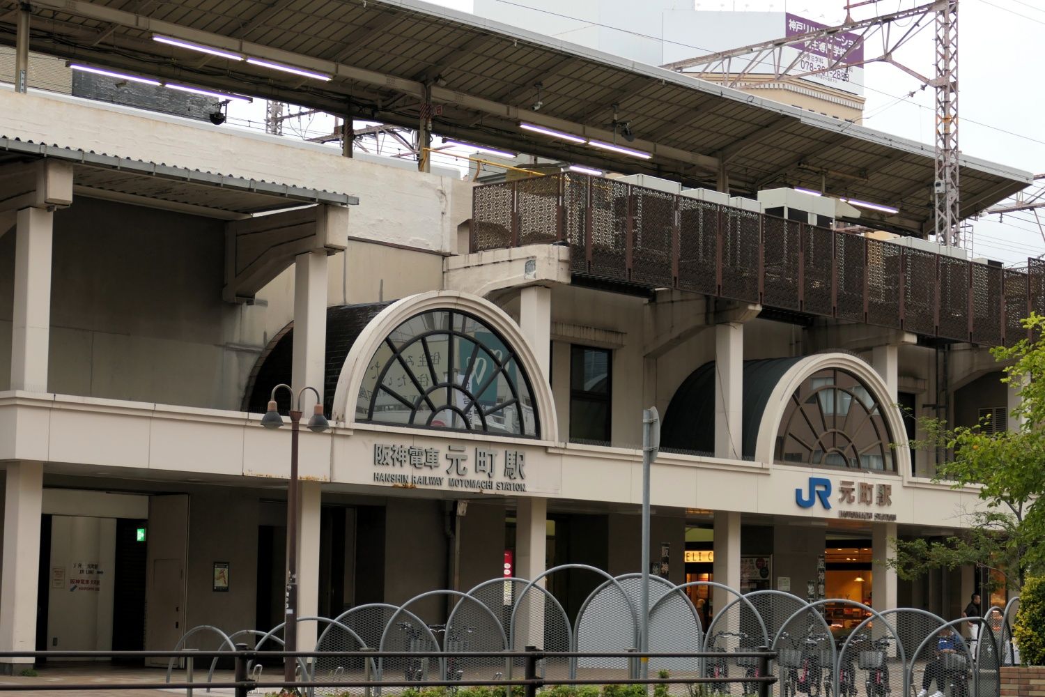 阪神本線の元町駅は地下。JR神戸線は高架を走る（編集部撮影）