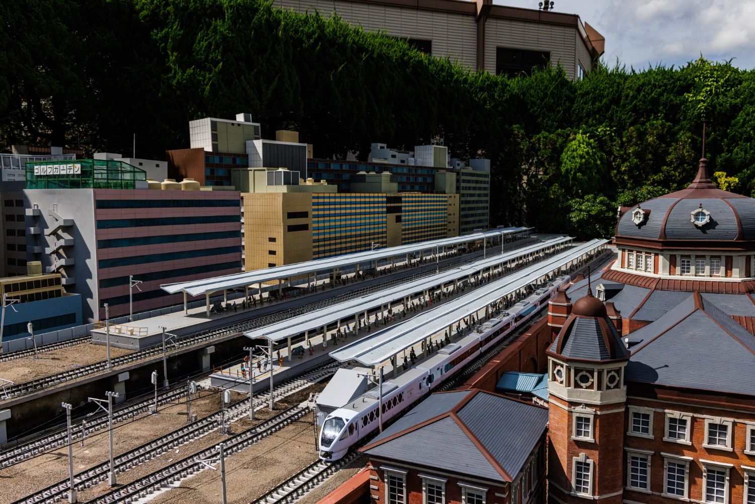 東京駅の丸の内駅舎とスペーシア X。非現実的だがなぜかリアルに感じられる（撮影：鼠入昌史）