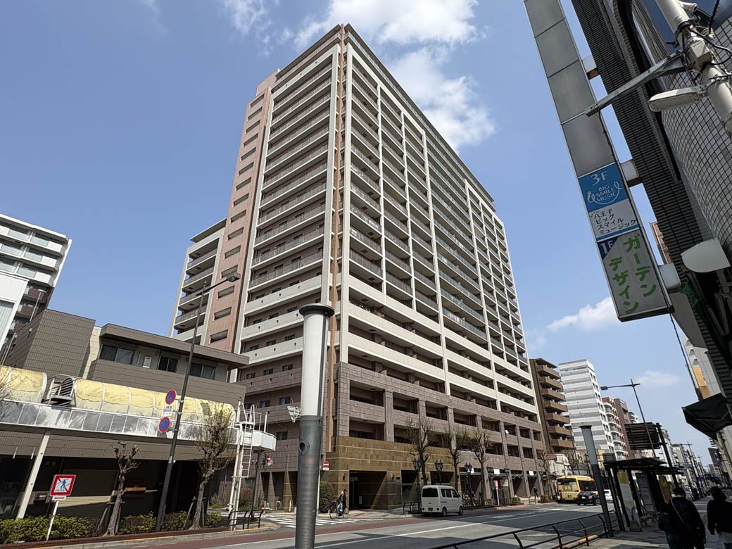 かつて大丸があった場所にはマンションが建っていた（写真：筆者撮影）